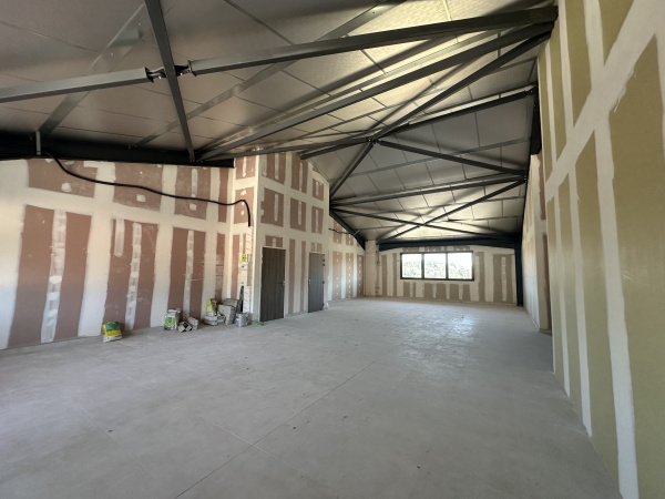 Location Immobilier Professionnel Local commercial Carnoules 83660
