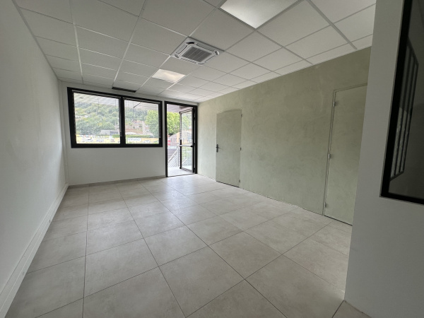 Location Immobilier Professionnel Local commercial Carnoules 83660